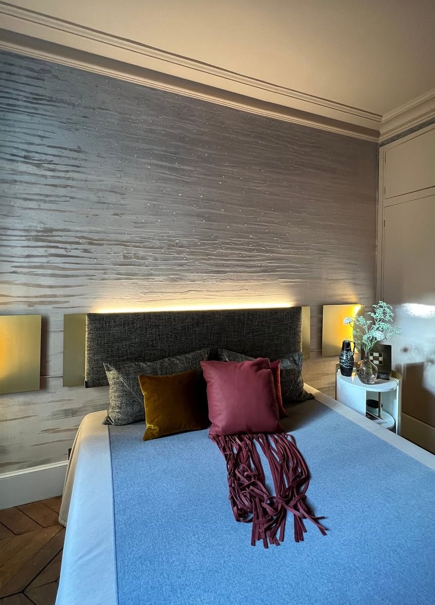 Chambre habillée d'un revêtement mural matière, réalisée par Mirifique