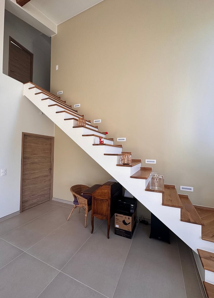 Escalier bois et mur en travertine, projet Mirifique
